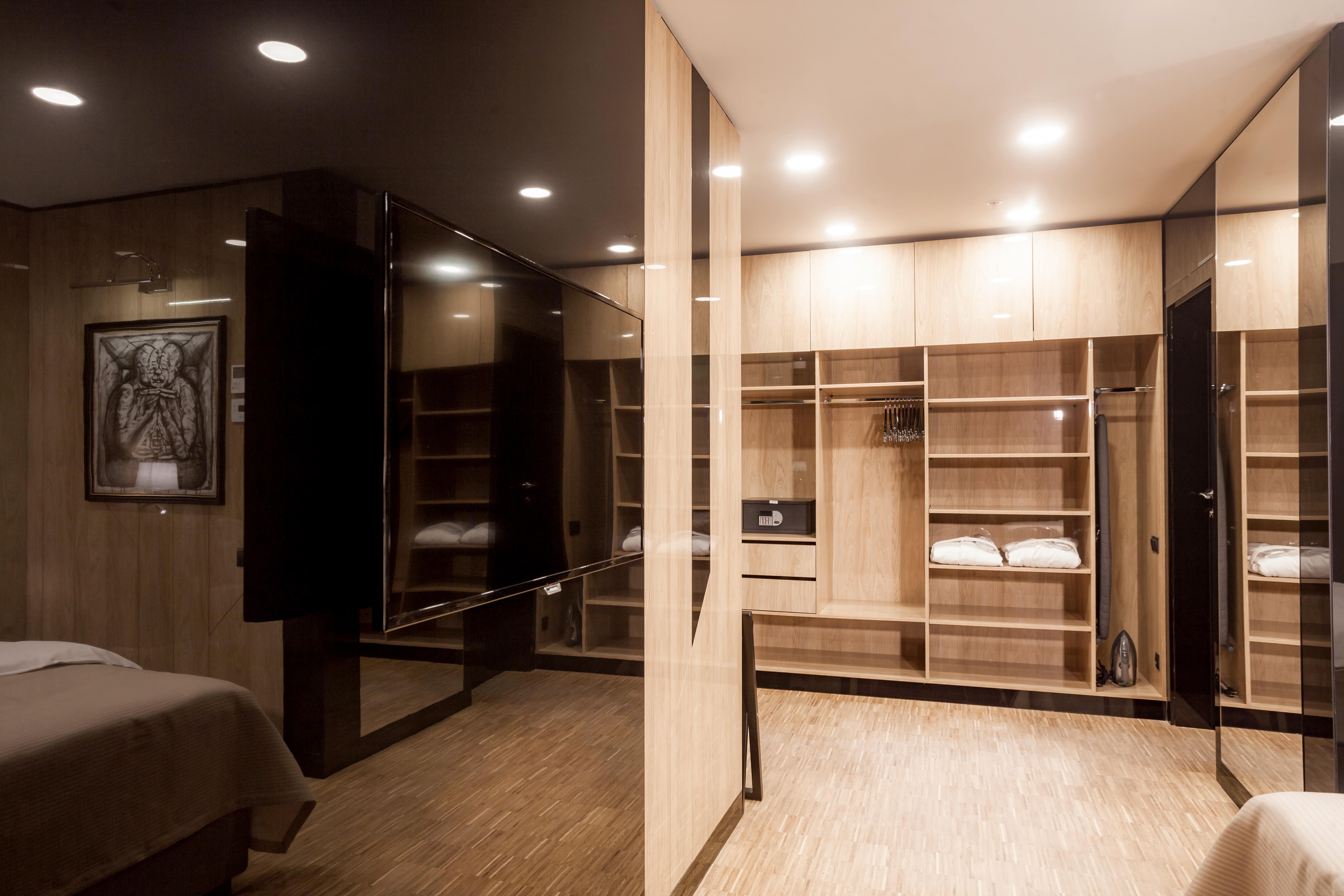 Hotel Platinia Kolozsvár Kültér fotó A walk-in closet