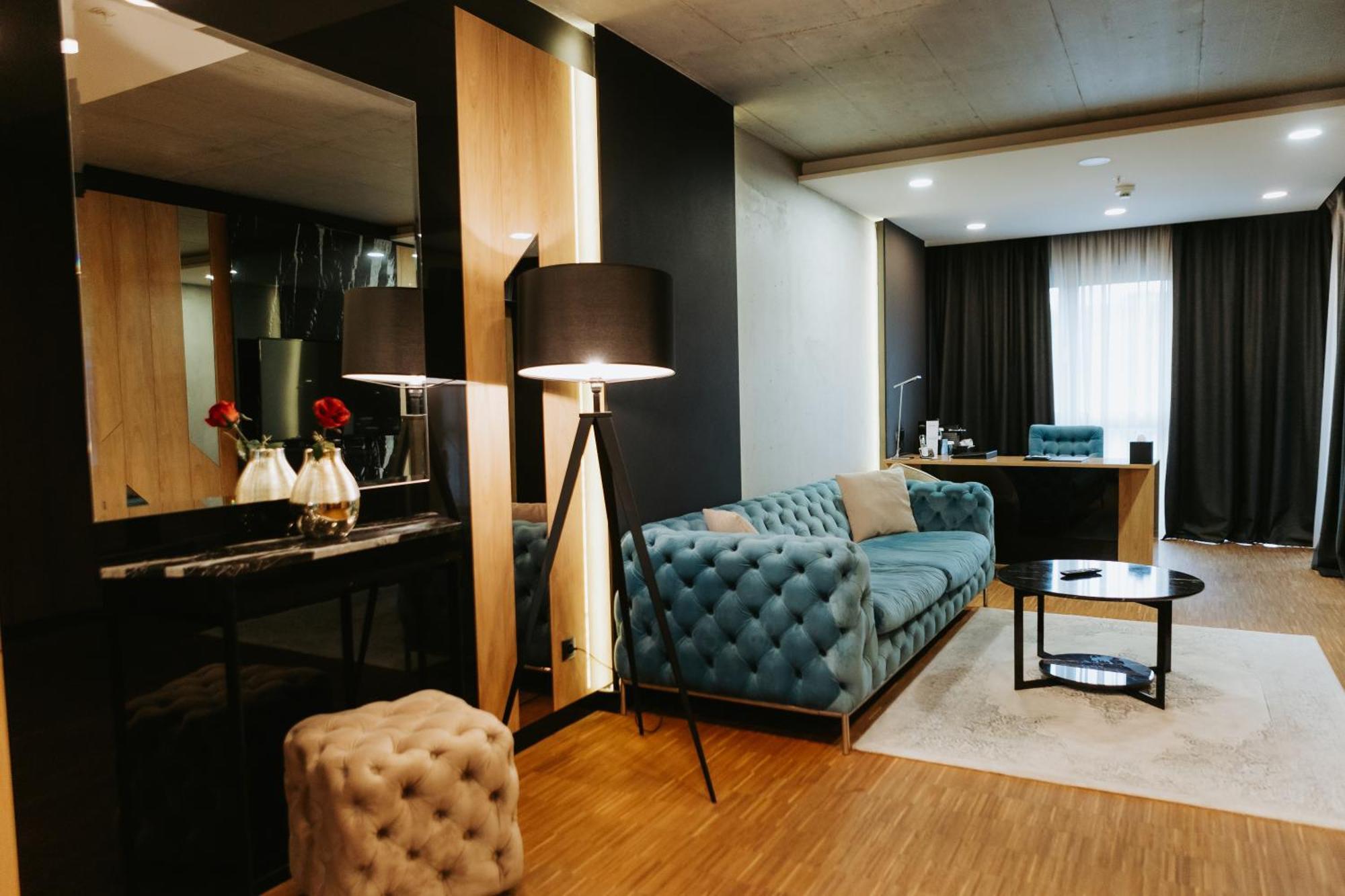 Hotel Platinia Kolozsvár Kültér fotó Office of the Mayor of Tirana