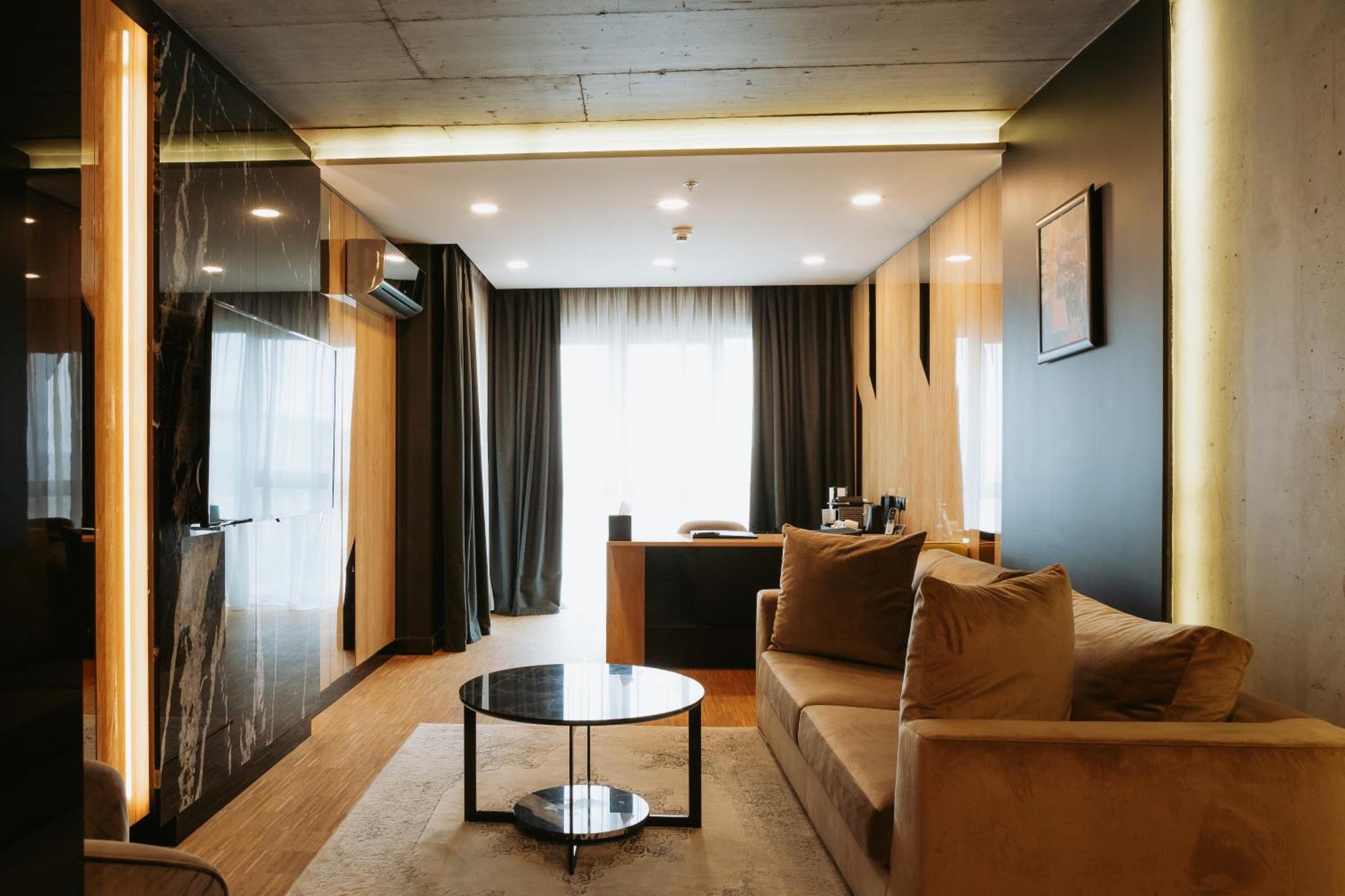 Hotel Platinia Kolozsvár Kültér fotó A suite at the hotel