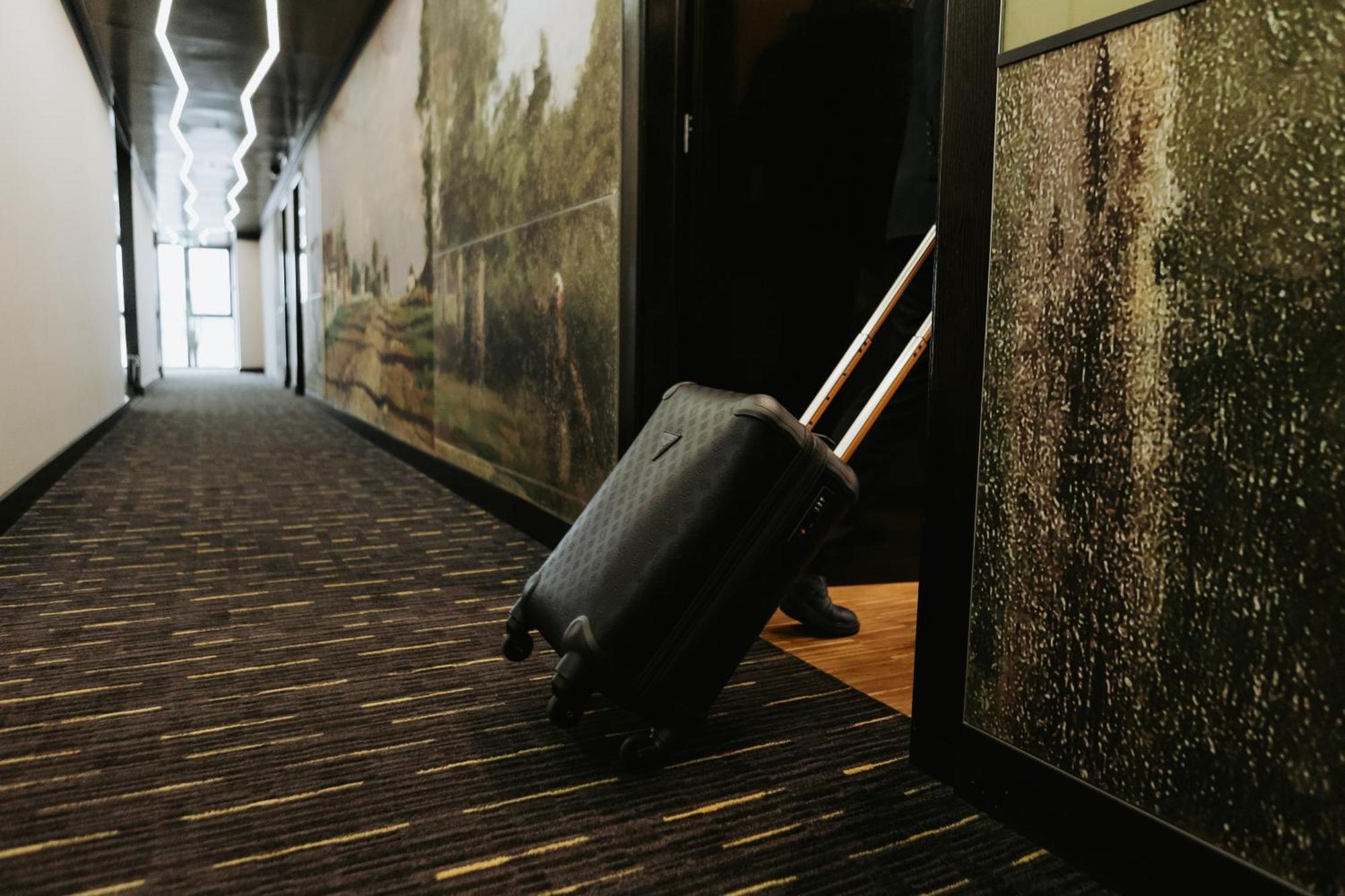 Hotel Platinia Kolozsvár Kültér fotó A suitcase