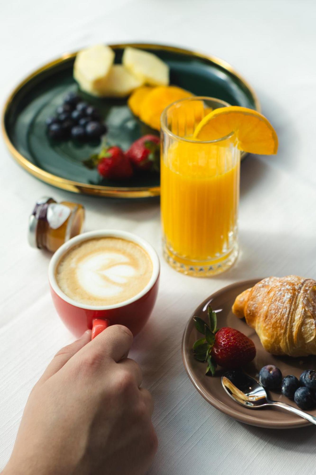 Hotel Platinia Kolozsvár Kültér fotó A typical continental breakfast
