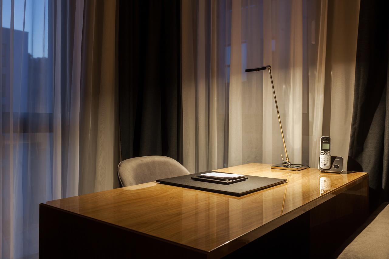 Hotel Platinia Kolozsvár Kültér fotó A desk in a hotel room