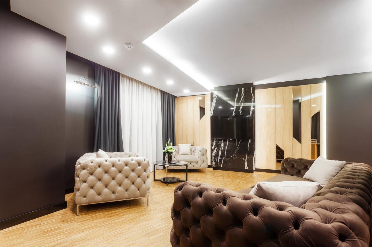 Hotel Platinia Kolozsvár Kültér fotó A living room with a suspended ceiling